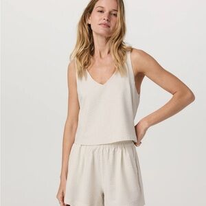 Vuori Villa Textured Crop Tank in Milkweed size S